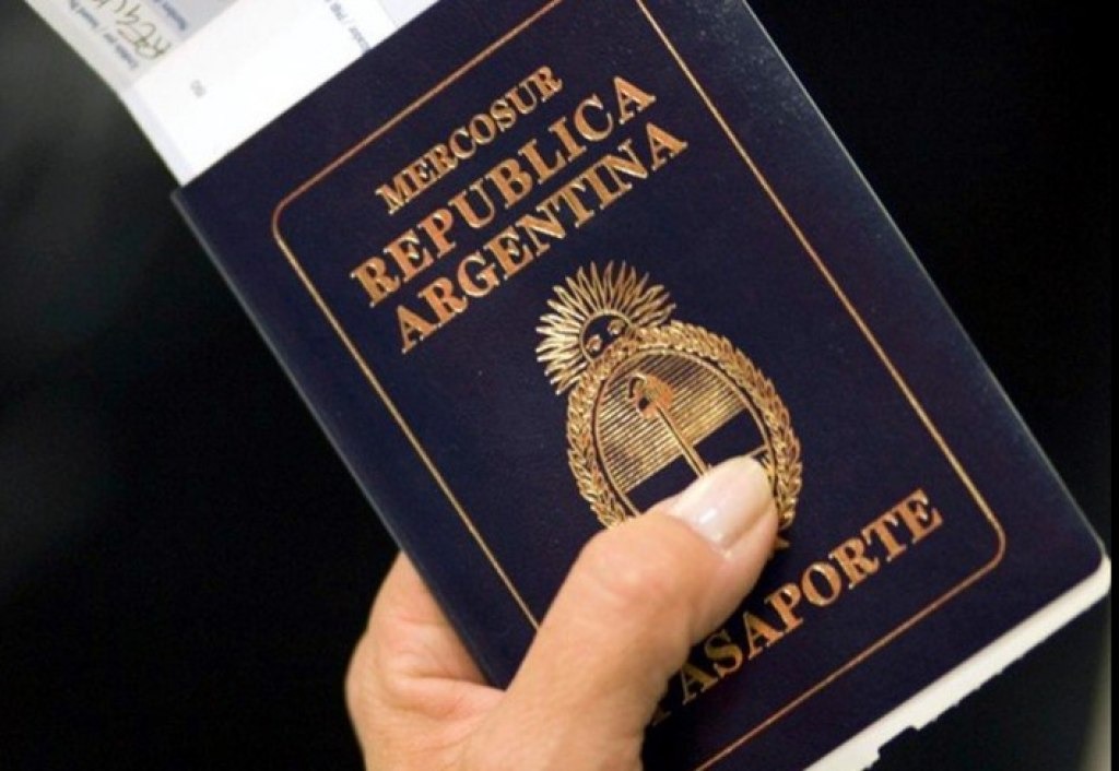 El Gobierno ordena devolver pasaportes por fallas de seguridad 