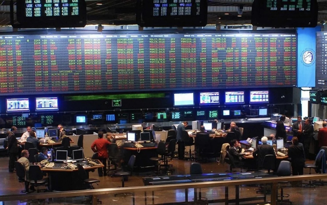  El Gobierno vendió US$500 millones para frenar al dólar y el riesgo país se disparó 