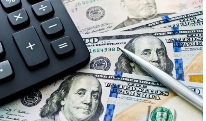 A cuánto abrieron el dólar oficial y el blue este lunes