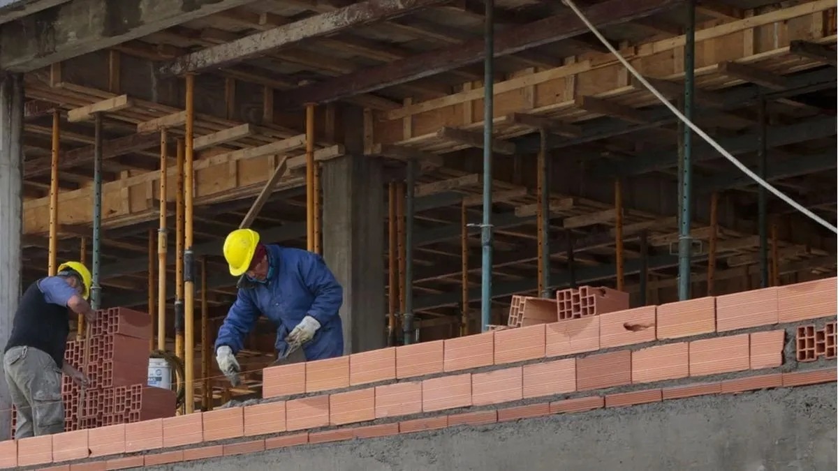 La construcción no repunta: cayó 1,8% en julio y el 90% de las empresas no espera mejoras 