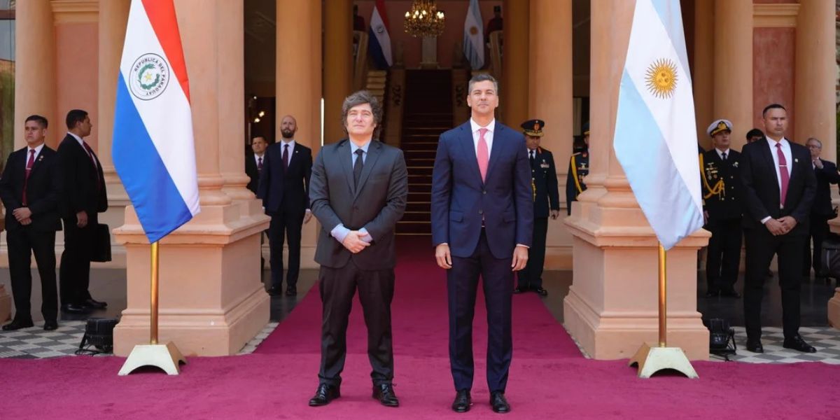 Milei mantuvo un encuentro bilateral con Santiago Peña en Paraguay