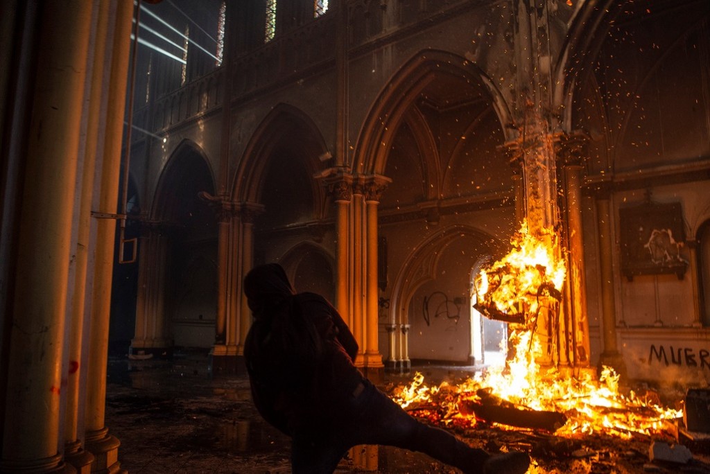 Manifestantes incendian una iglesia en el aniversario de las protestas en Chile