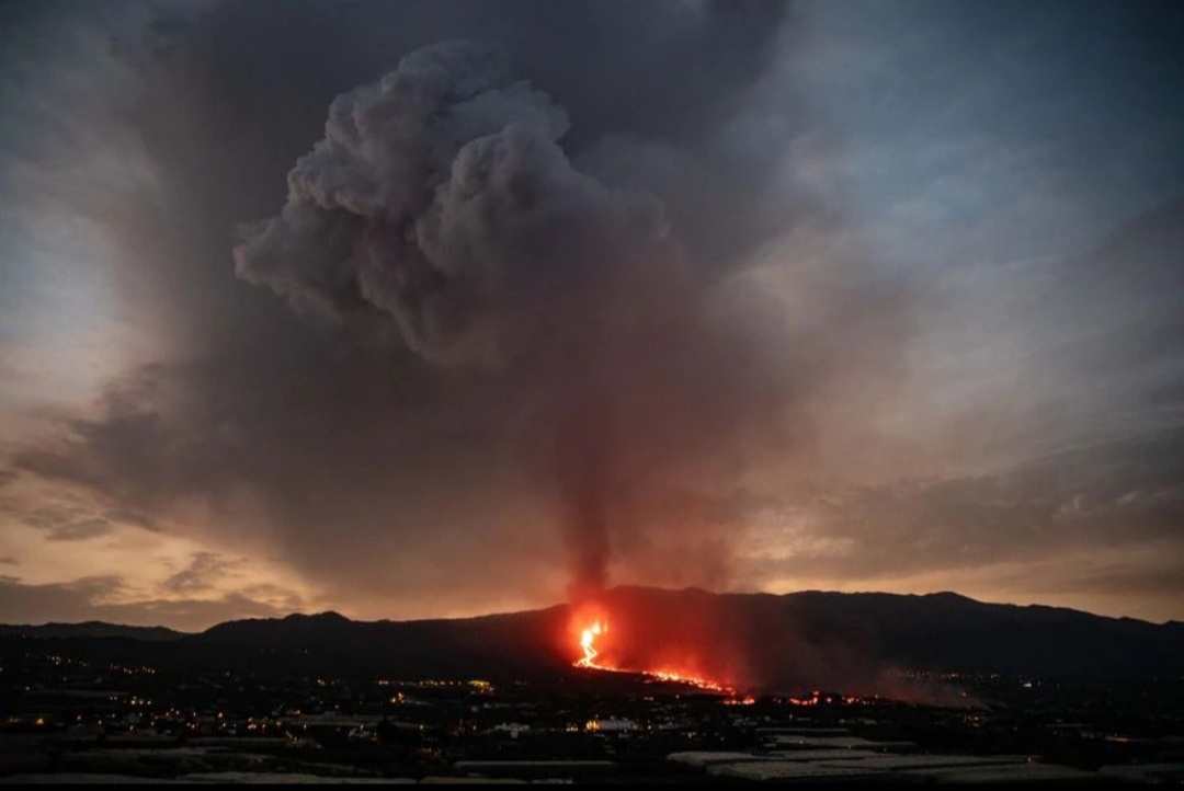 Volcán de La Palma: la caída de lava y el impacto en al aire en directo