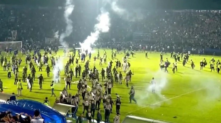 La policía confirmó cerca de 125 muertos por los disturbios en el clásico del fútbol local en Indonesia