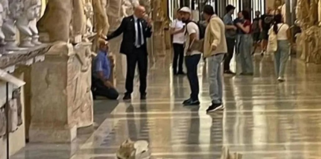 Un turista destruyó estatuas en el Vaticano porque le negaron la presencia del Papa