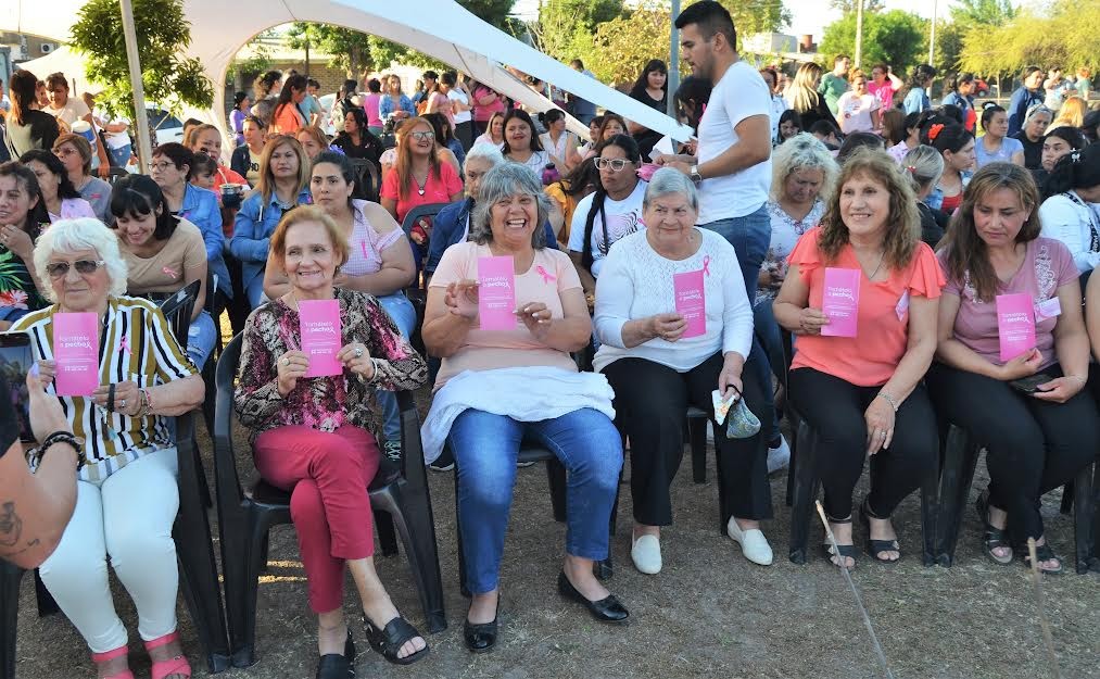 Tomatelo a pecho: Resistencia inauguró el mes rosa en el centro comunitario 244 viviendas