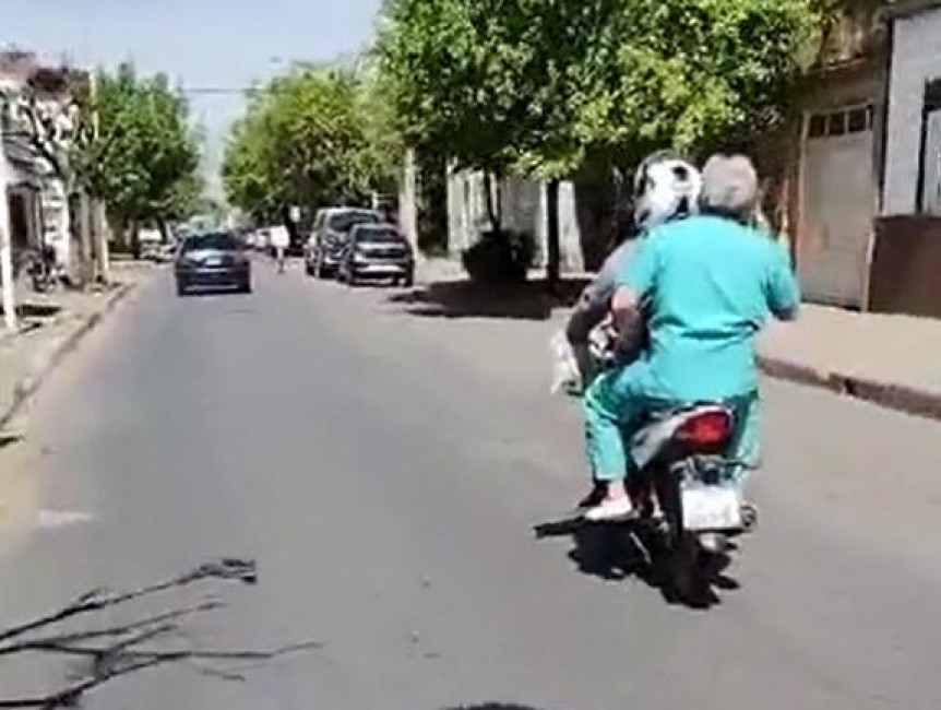 Una ambulancia olvidó un médico en la calle y lo llevó un motoquero