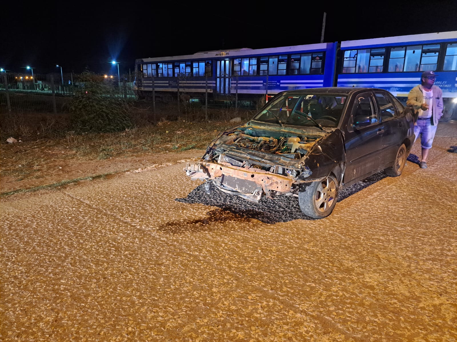 Susto en Hermoso Campo: tren atropelló a un auto pero no hubo heridos