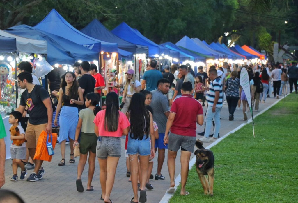 Decenas de emprendedores exponen junto a la Feria del Libro