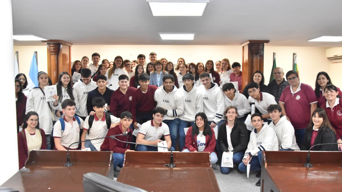 Alumnos de General San Martín visitaron la Legislatura y compartieron una charla sobre proyectos del Recinto 