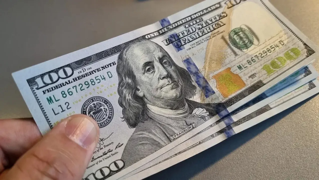 Se despertó el dólar blue y subió $ 45 este martes