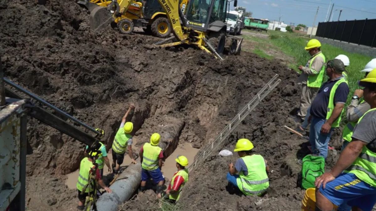 Reparan caño de agua en la zona sur de Resistencia, que dejó sin servicio a numerosos barrios