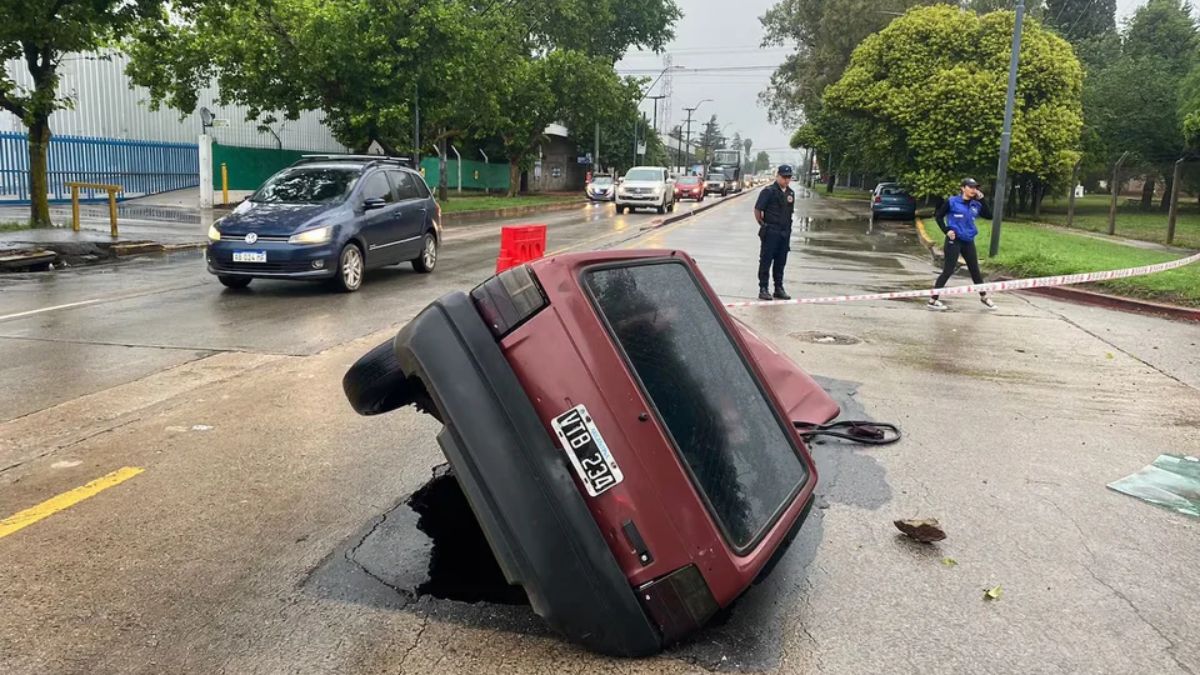 Córdoba: un auto quedó sumergido dentro de un pozo mientras manejaba bajo la lluvia