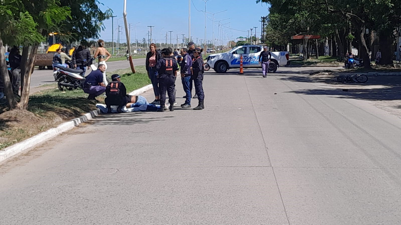  Resistencia: motociclista sin casco circulaba fuerte, chocó a un árbol y murió