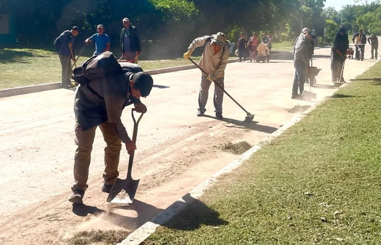 Fontana: se realizaron trabajos de limpieza y pintura de cordón por avenida Alvear, entre calles Misiones y Formosa