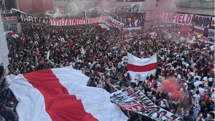 Banderazo de hinchas de River para apoyar al plantel que va por la hazaña