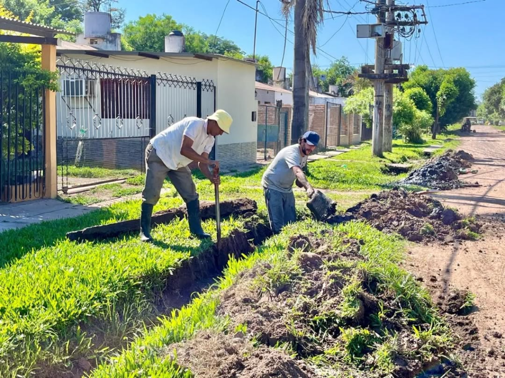 Continúan los trabajos de limpieza de cunetas en Fontana