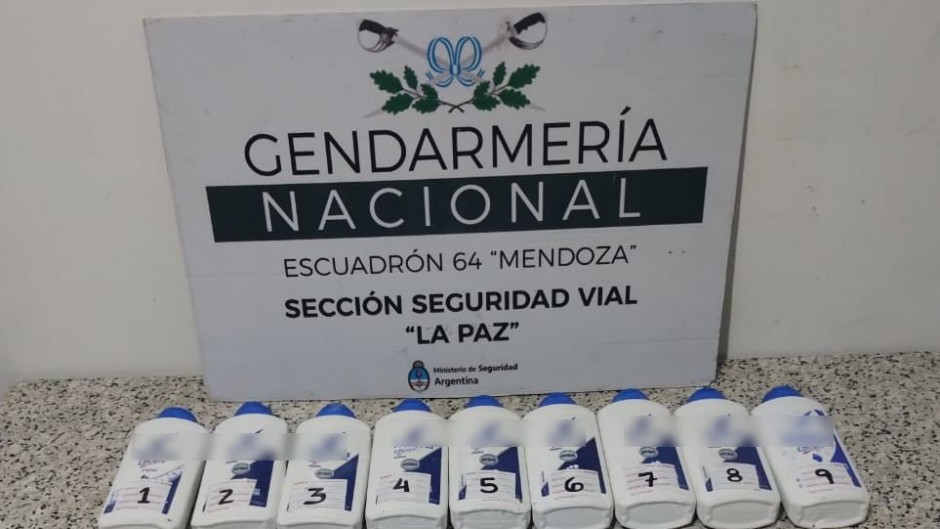 Paso en falso de Bullrich: festejó un decomiso de cocaína, pero era talco para los pies