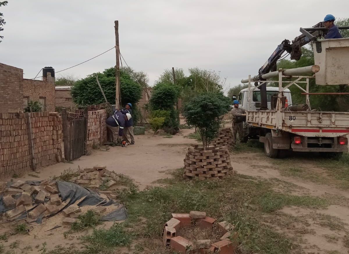 Castelli: Secheep elimina conexiones irregulares y mejora la red en las chacras 65 y 71