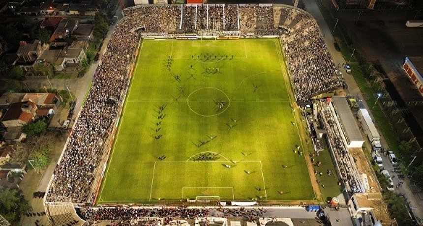 Pura fiesta: For Ever empató al puntero del campeonato y llenó su estadio  