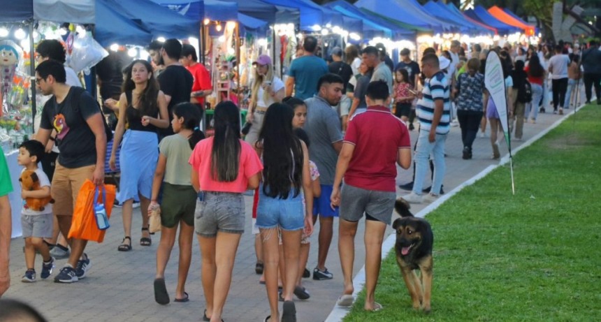 Decenas de emprendedores exponen junto a la Feria del Libro