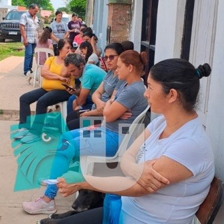 Largas colas en Laguna Limpia por una consulta médica gratuita 