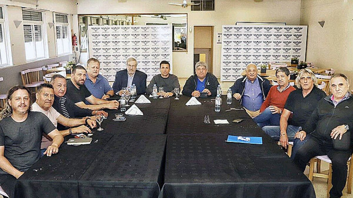Los gremios del transporte se reúnen este martes para definir si van a un paro
