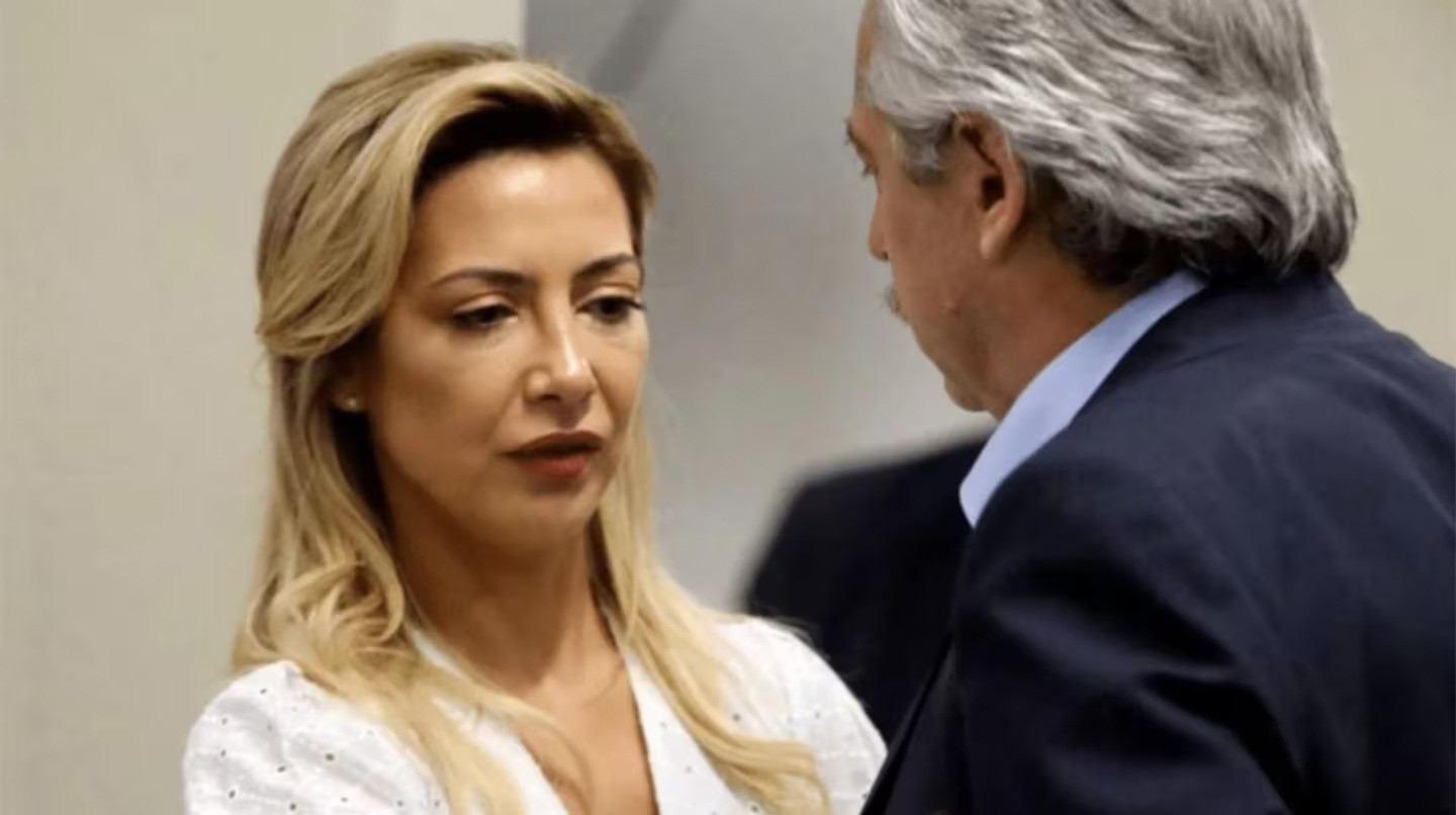 Fabiola Yañez no entrega el celular y se demora la causa contra Alberto
