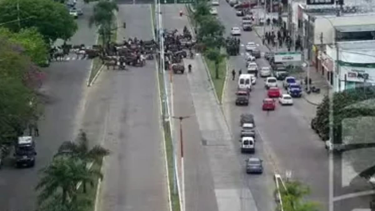 Corrientes: manifestantes cortan la avenida 3 de Abril, hay demoras en el tránsito 