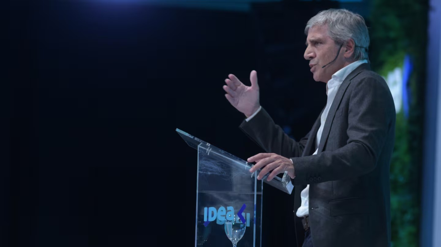 Luis Caputo trató de “burros e impresentables” a la oposición en un mitin para empresarios