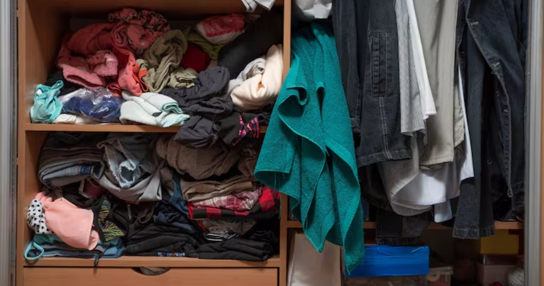 Qué significa tener el ropero siempre desordenado, según la psicología