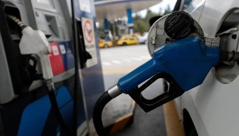 La baja de Milei duró menos que un p… en un canasto: vuelve a subir la nafta