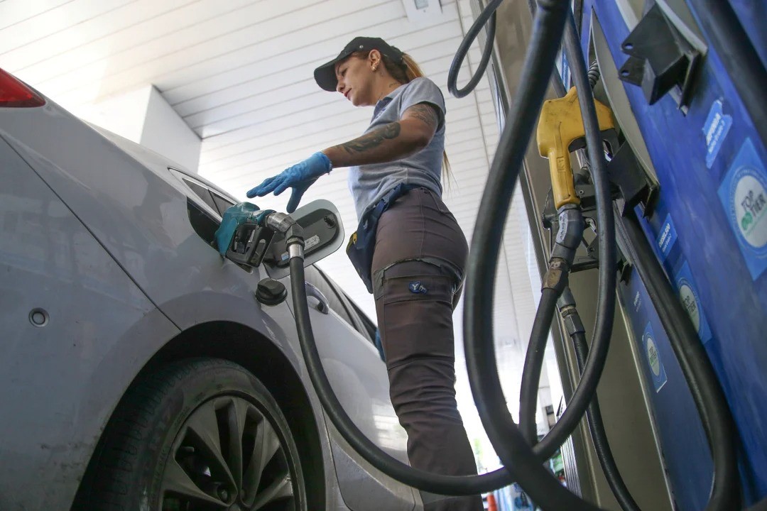 Para que no impacte en el surtidor, postergan el aumento en los impuestos a los combustibles