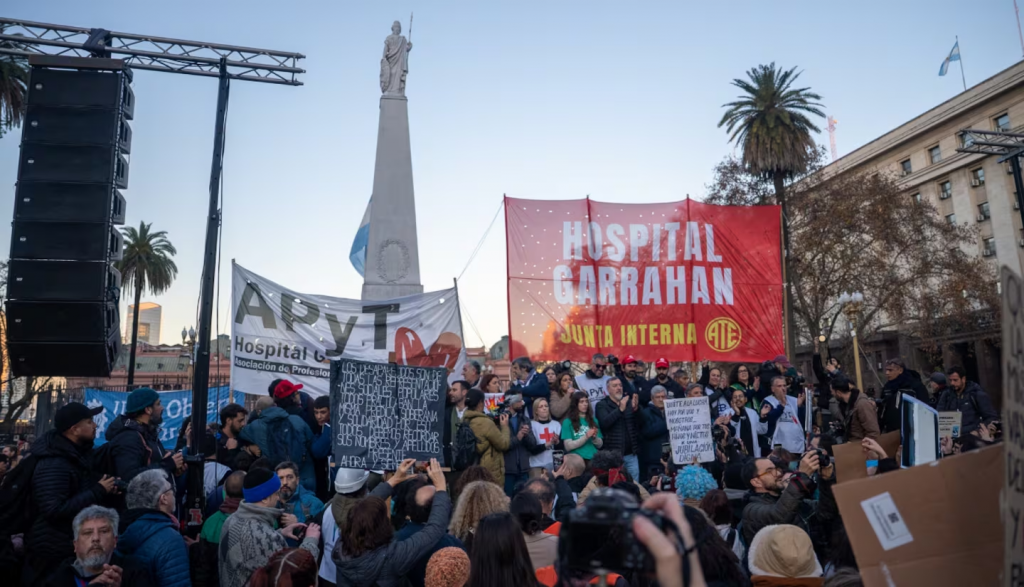 Paro en el Garrahan: tras más de 24 horas, trabajadores marchan al Congreso
