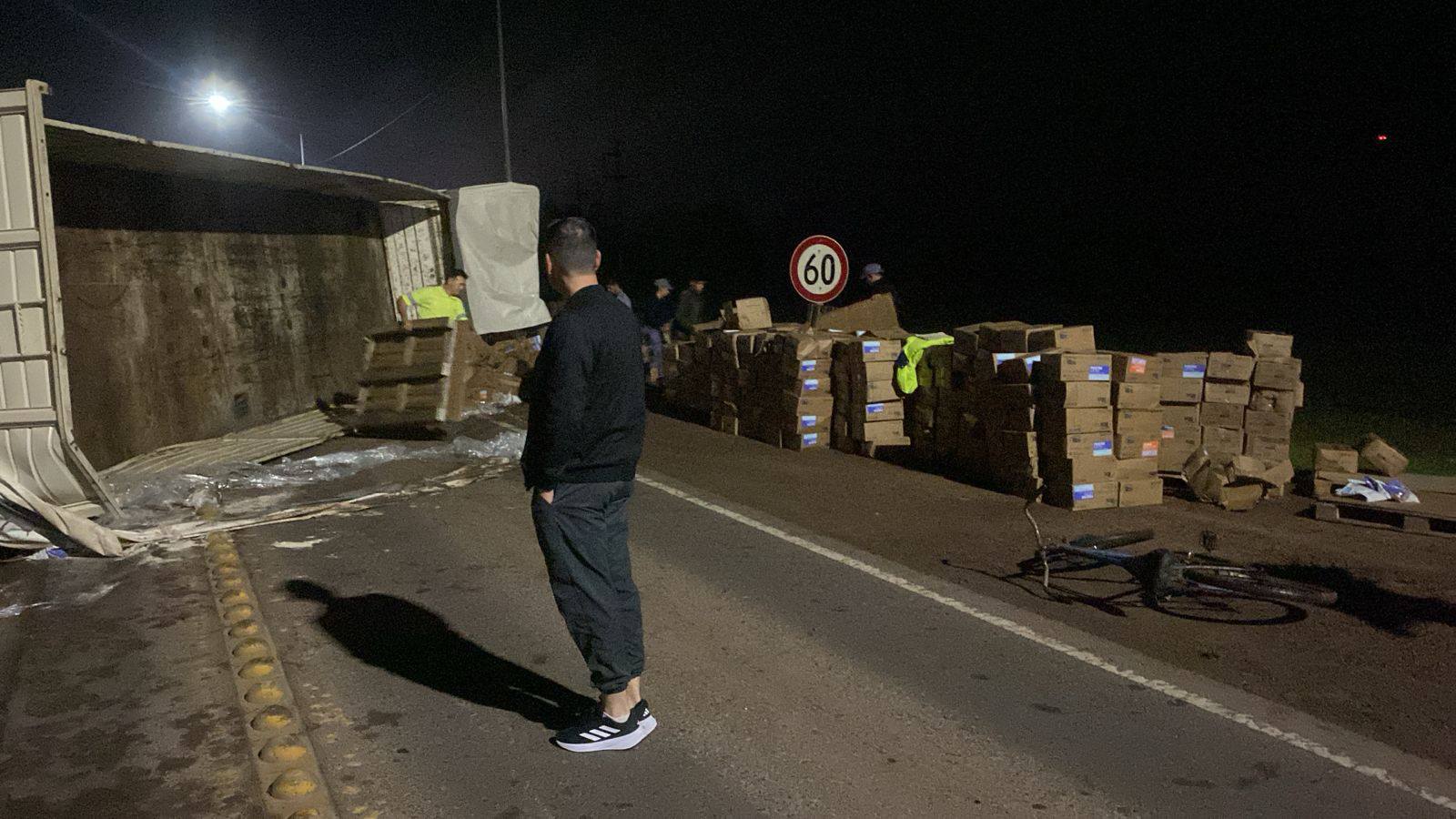 Quitilipi: Volcó en la ruta 16 un camión que transportaba postres lácteos 
