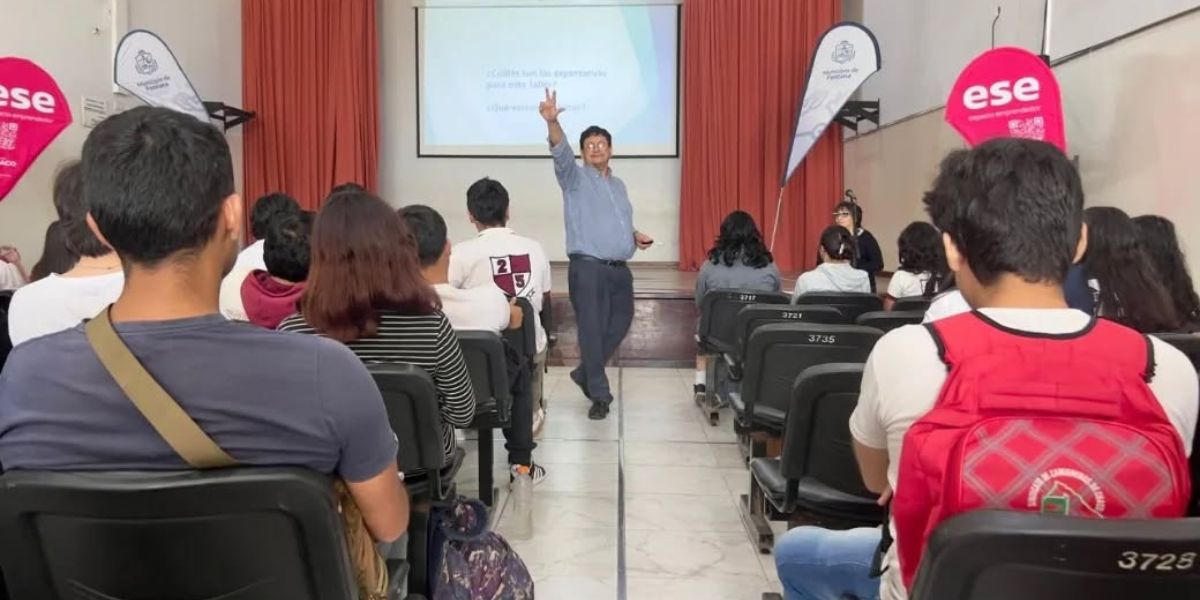 Éxito en Fontana: jóvenes emprendedores se capacitaron con el curso 