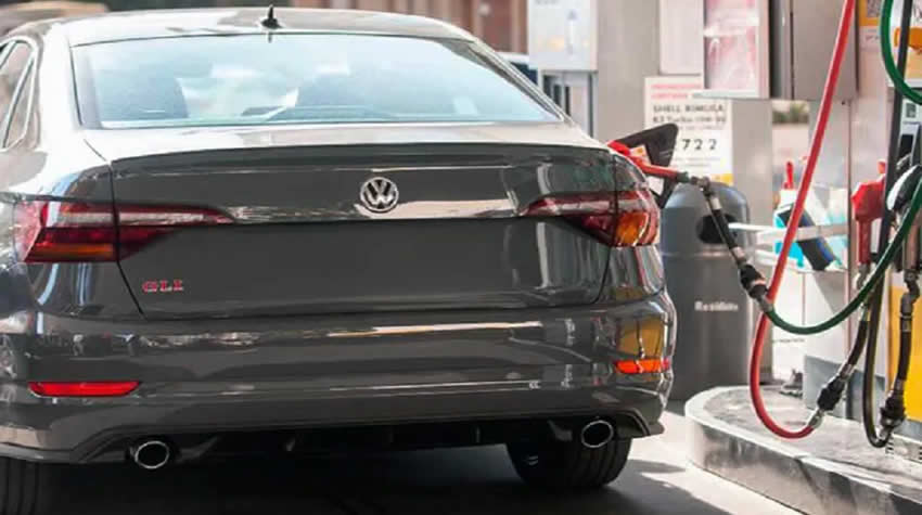 Proponen prohibir cargar nafta a autos sin patente: ¿Qué provincia avanza con la idea?