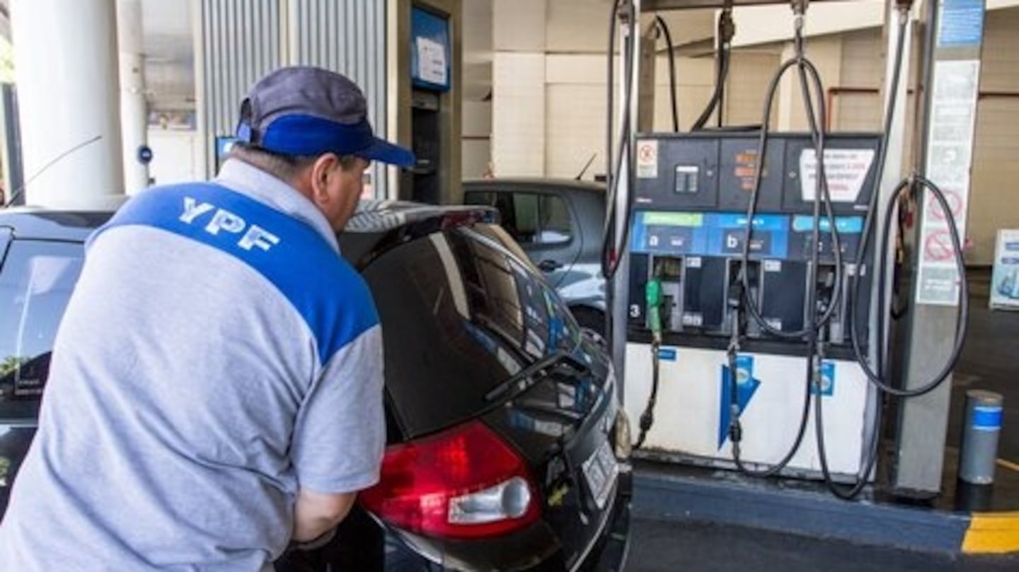 ¿Querés ahorrar en nafta?: Este mes hay descuentos del 30% y reintegros de hasta $35 mil pesos