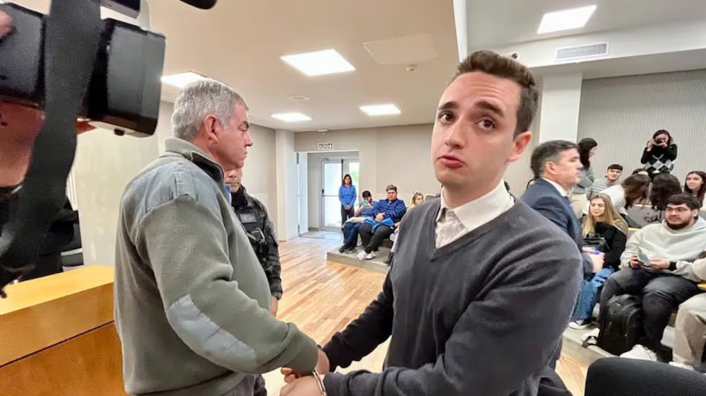 Libre tras la cárcel: el joven que simuló ser médico durante el Covid-19 deja prisión