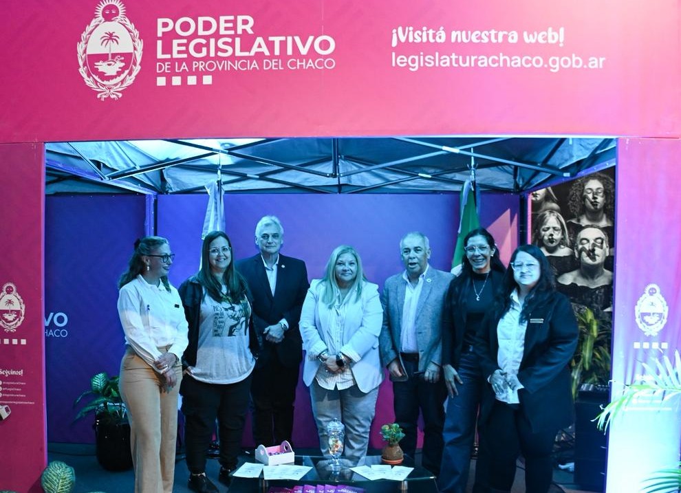 “Unidos por la dislexia”: la Legislatura se sumó a la campaña internacional iluminando su stand en la Feria del Libro