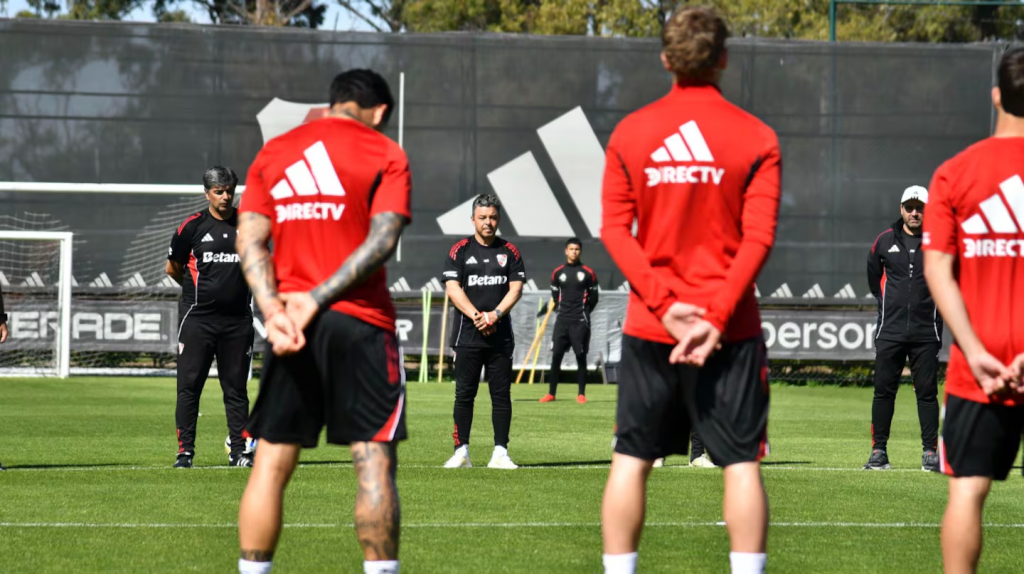 En silencio, con respeto: River honró la memoria de Russo