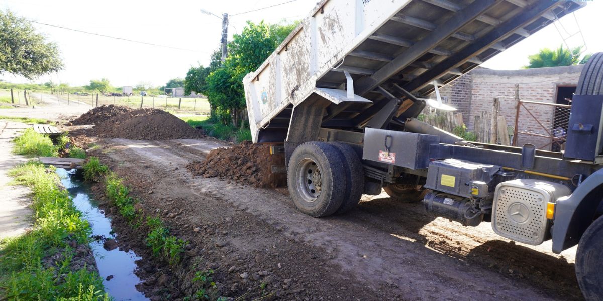 Plan de Obras en Presidencia de la Plaza: mejoran la transitabilidad con ripio en las Quintas N°5 y N°6