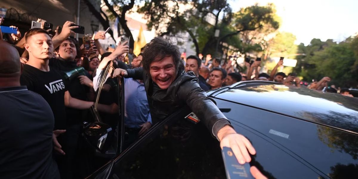 Milei pone quinta en la campaña: anunció una reforma laboral y tributaria