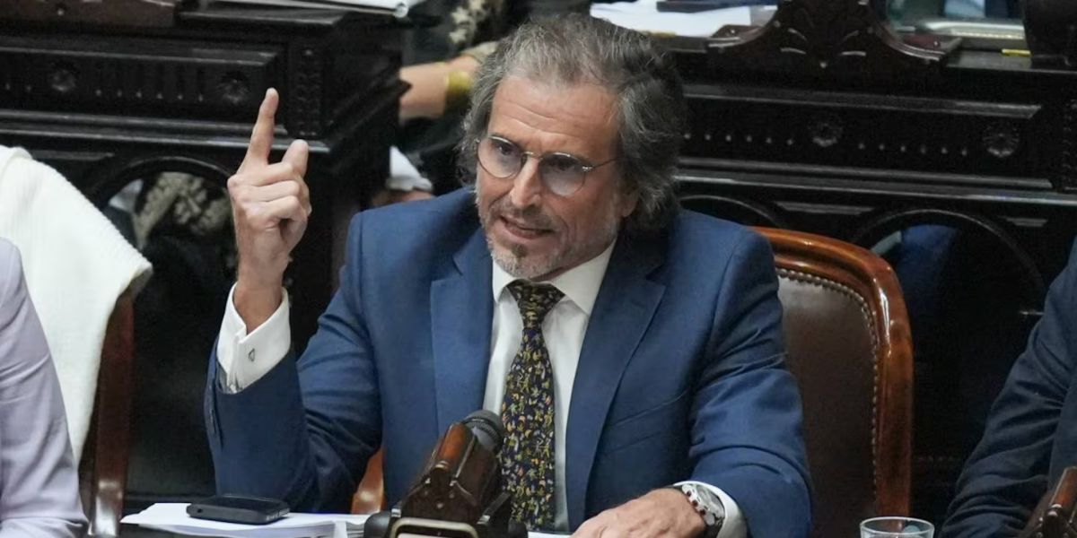 El libertario Benegas Lynch asume la Comisión de Presupuesto con el desafío de interpelar a Caputo