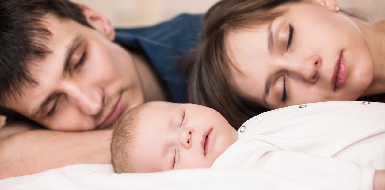 Advierten por incremento de muerte de bebés por compartir la cama con los padres