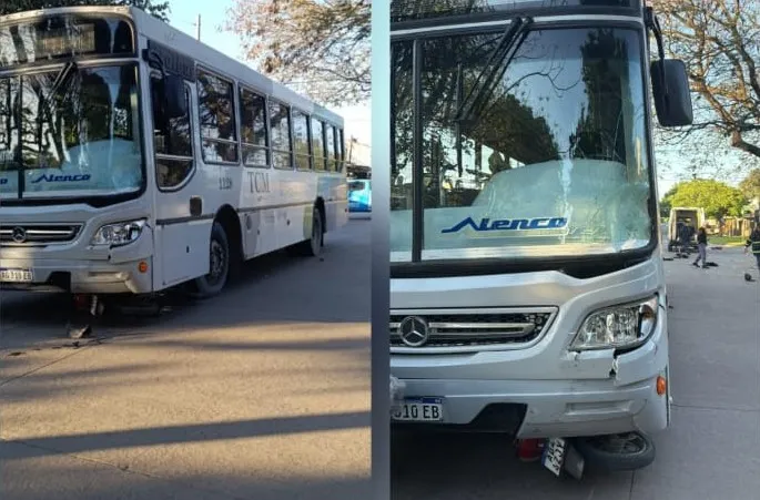 Violento choque entre un colectivo y una moto: dos jóvenes internados en grave estado