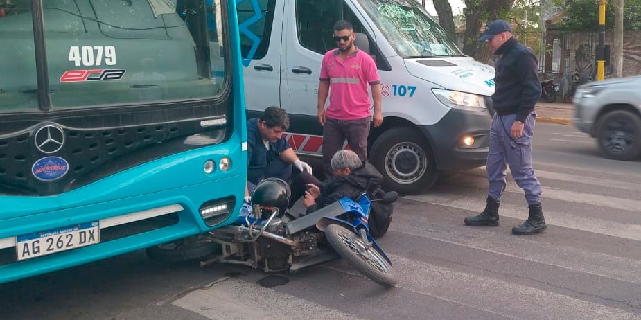 Otra vez un colectivo impactó contra una moto: el drama del tránsito en Resistencia