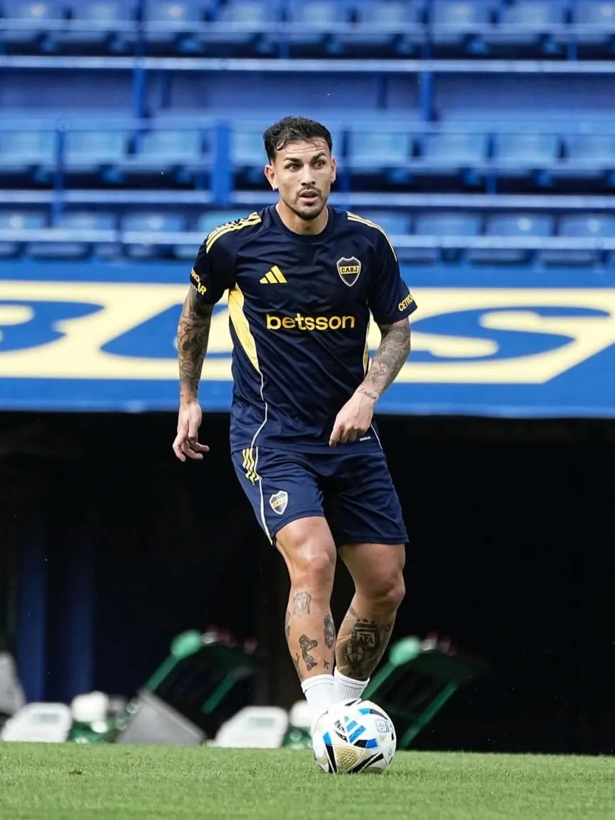 Paredes llegó al país y ya jugó para los titulares en la práctica de Boca