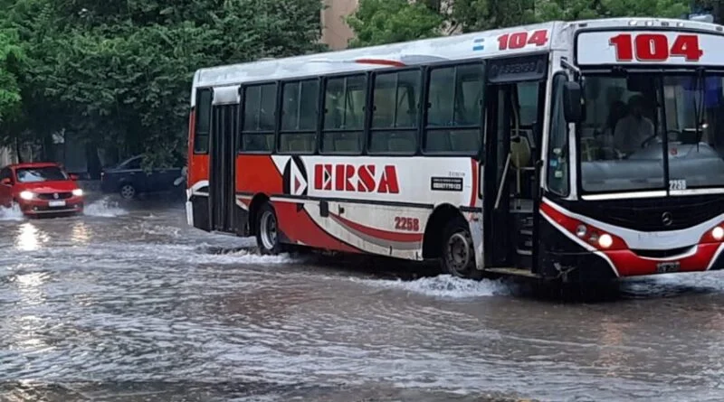 Colectivos afectados: líneas suspendidas y retrasos por las intensas lluvias
