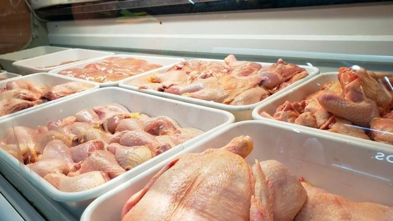  Advierten que por exceso de oferta, bajó el precio y aumentó el consumo de pollo